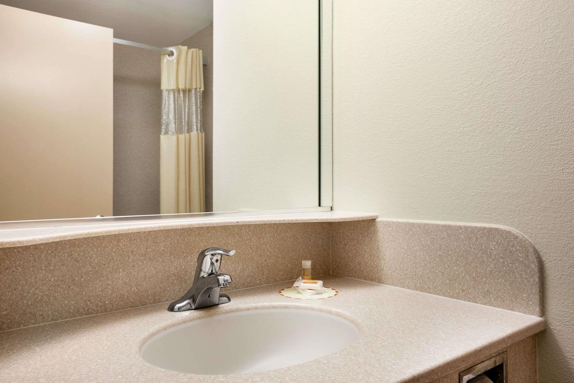 Econo Lodge Woodbridge Iselin Bagian luar foto