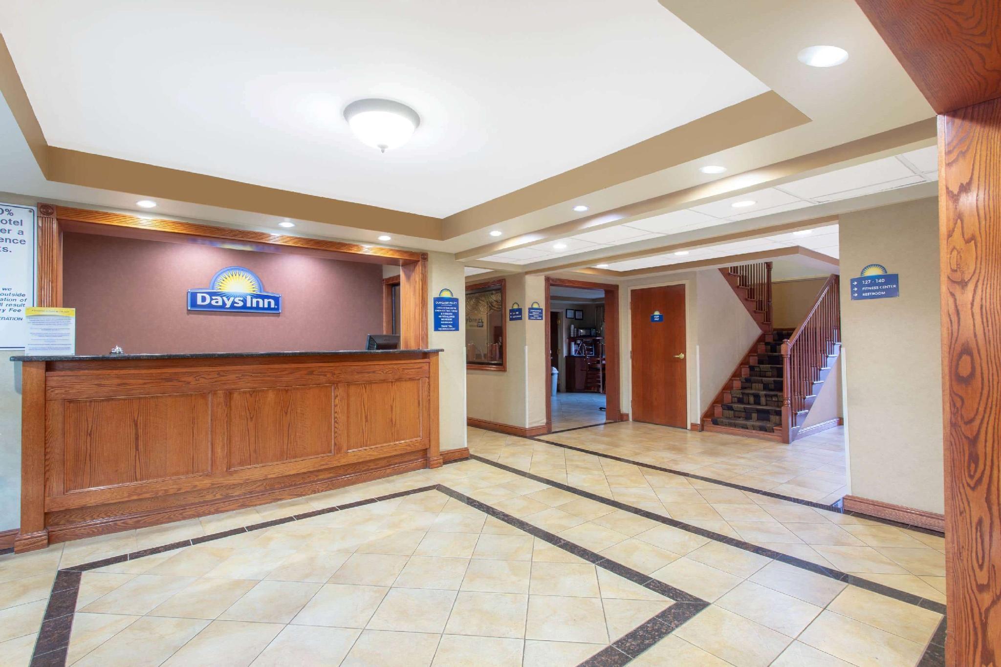 Econo Lodge Woodbridge Iselin Bagian luar foto