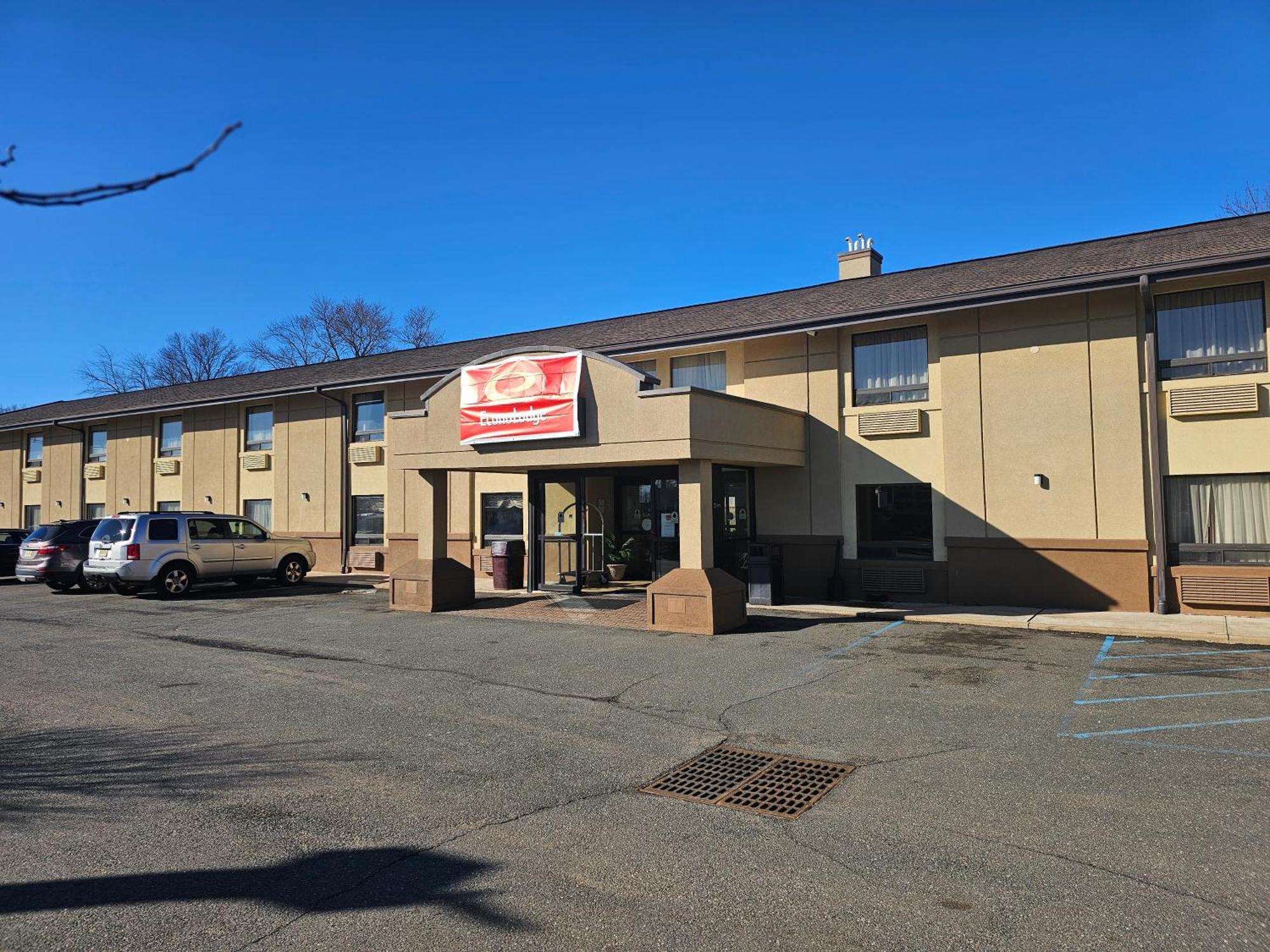 Econo Lodge Woodbridge Iselin Bagian luar foto