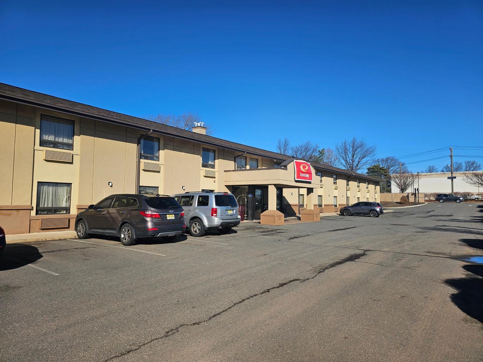 Econo Lodge Woodbridge Iselin Bagian luar foto