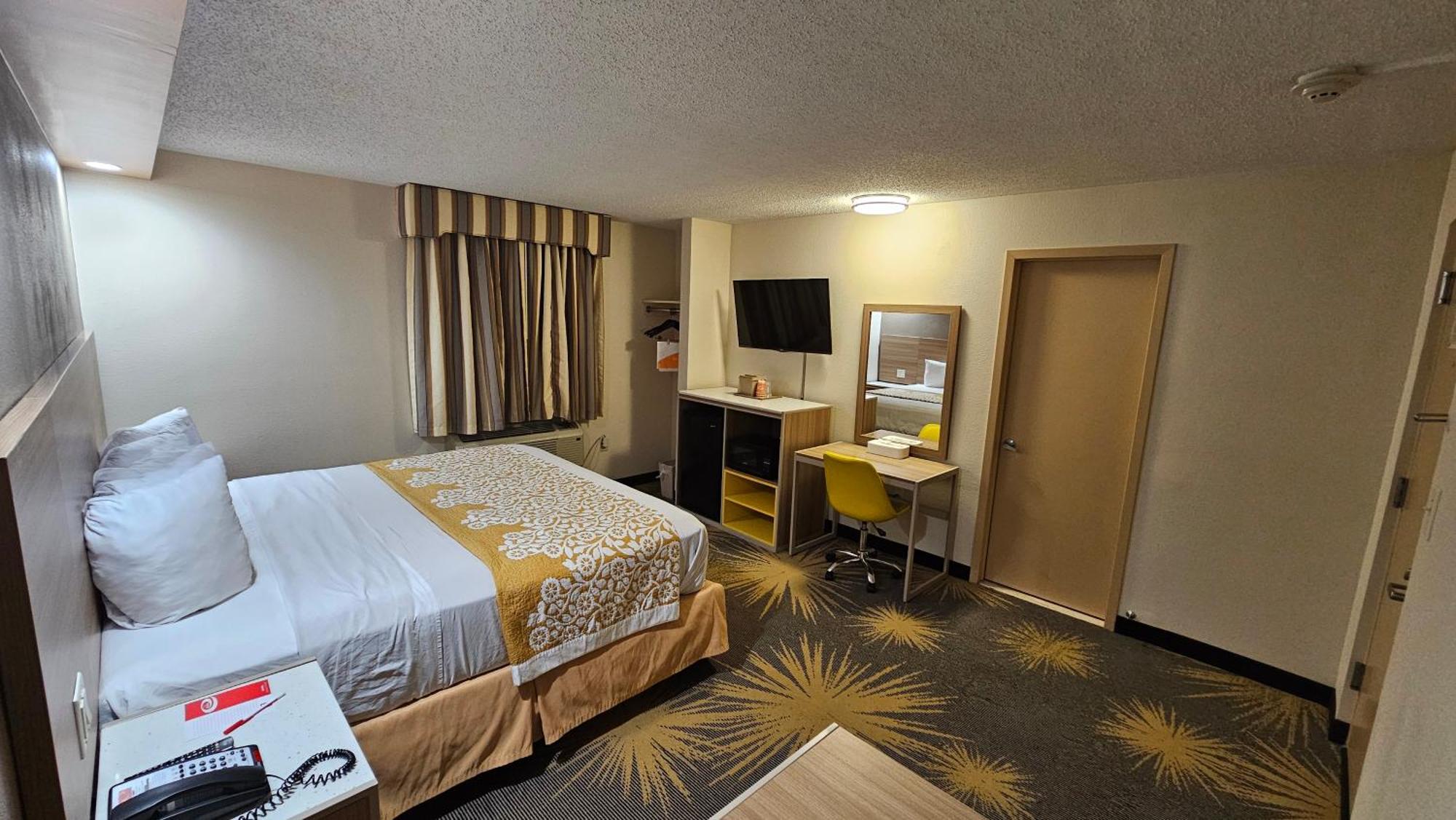 Econo Lodge Woodbridge Iselin Bagian luar foto