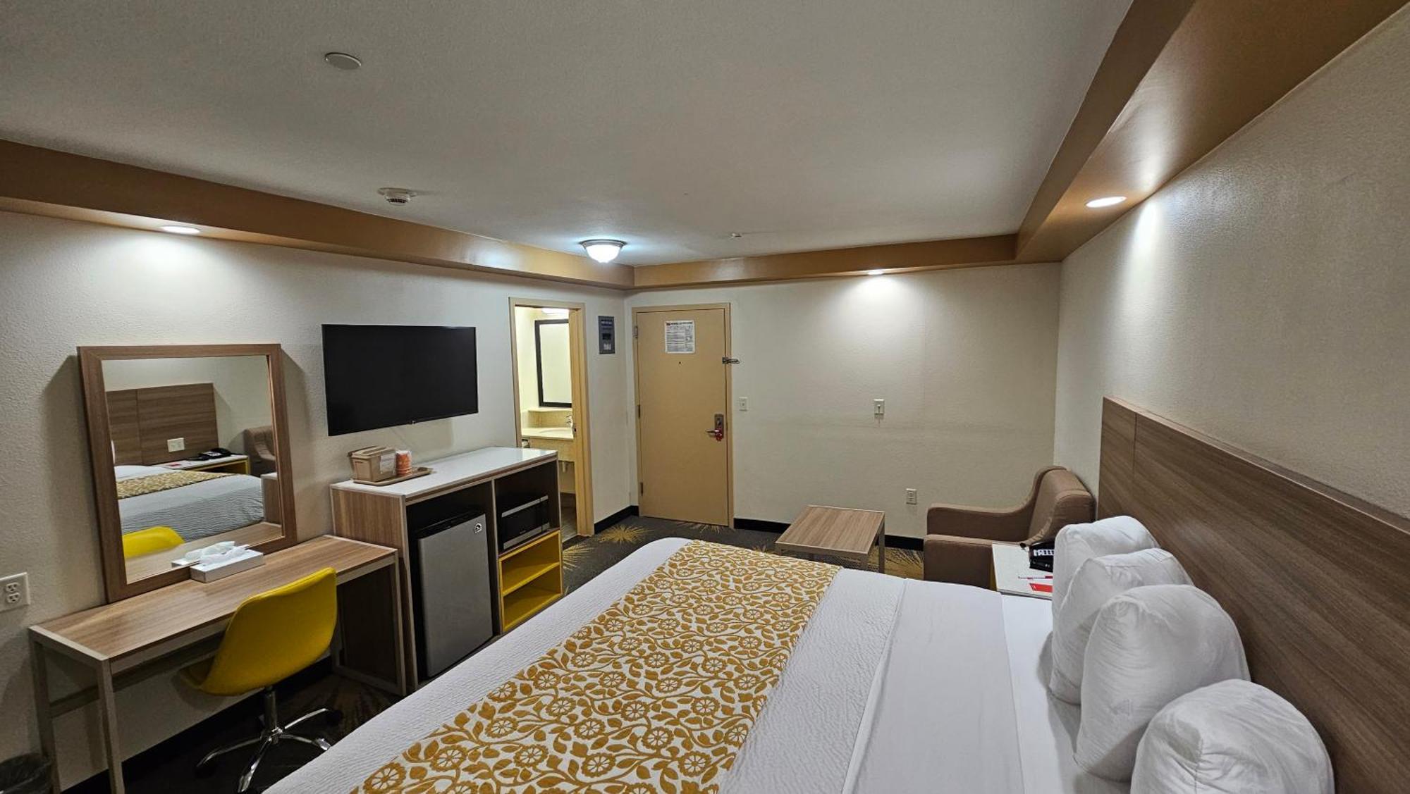 Econo Lodge Woodbridge Iselin Bagian luar foto