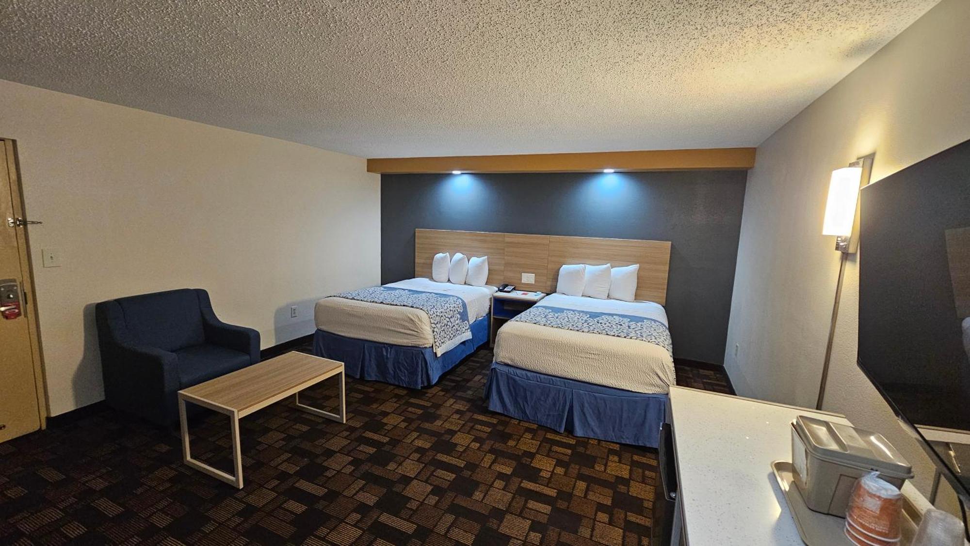 Econo Lodge Woodbridge Iselin Bagian luar foto