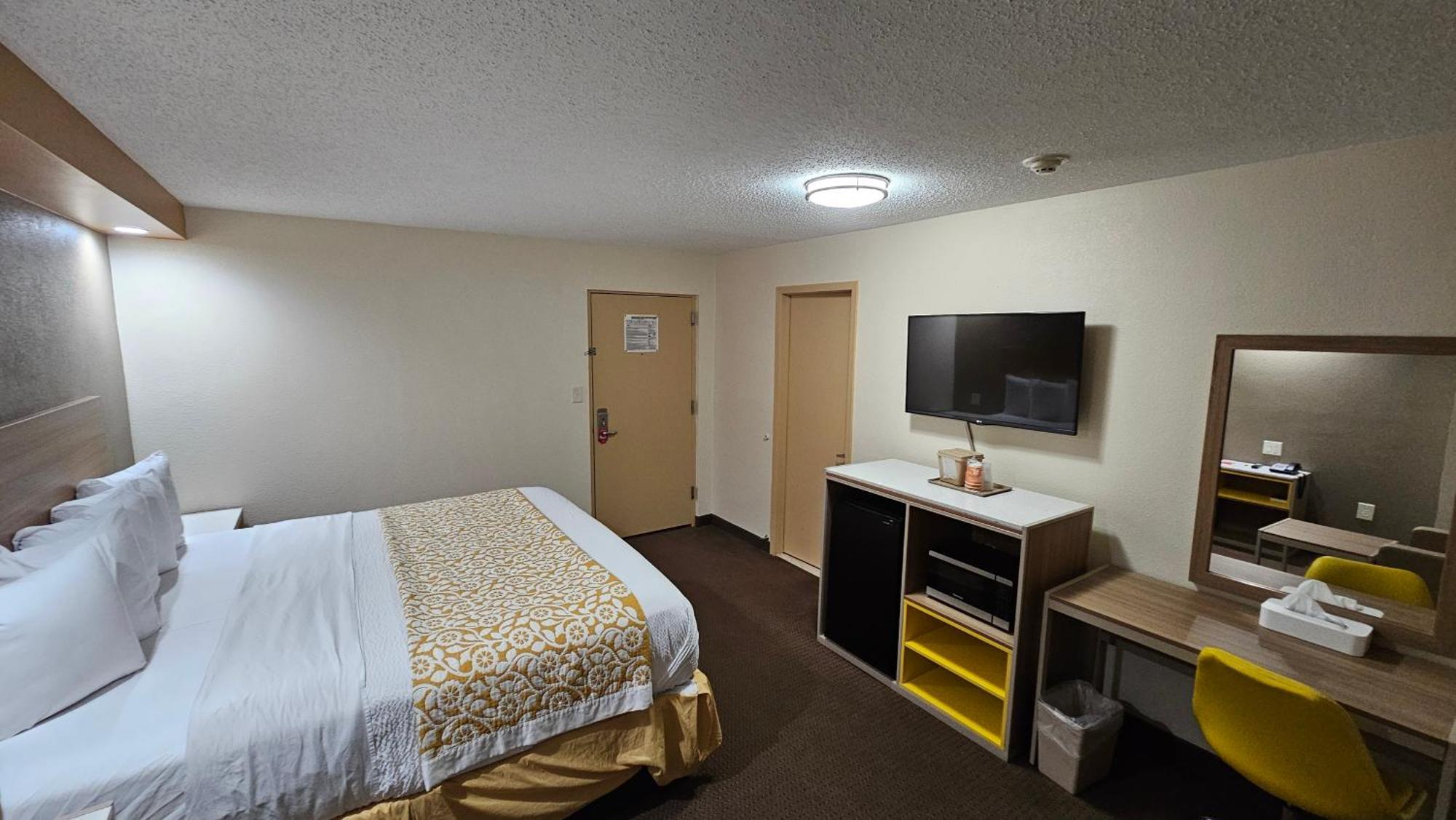 Econo Lodge Woodbridge Iselin Bagian luar foto