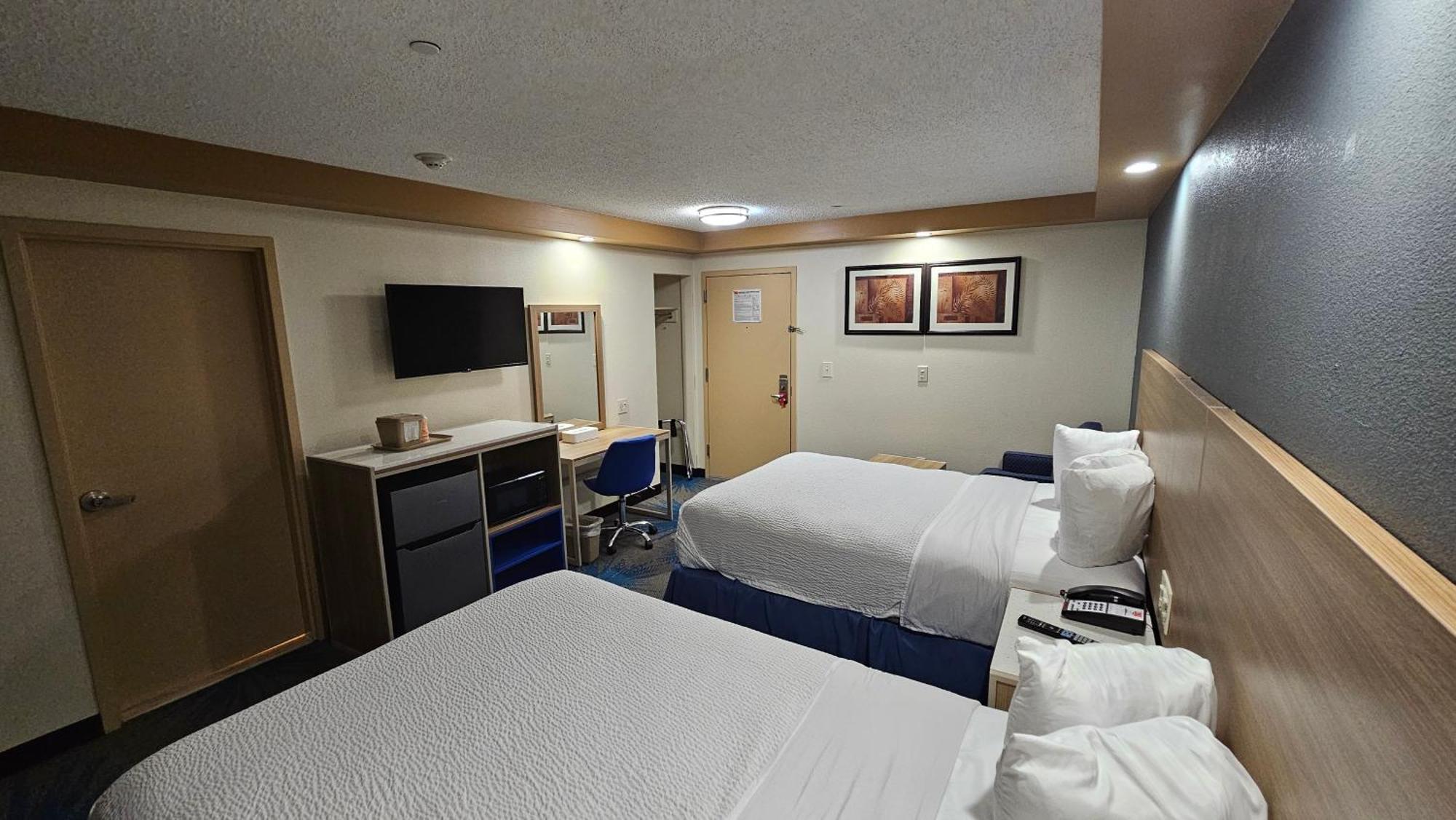 Econo Lodge Woodbridge Iselin Bagian luar foto