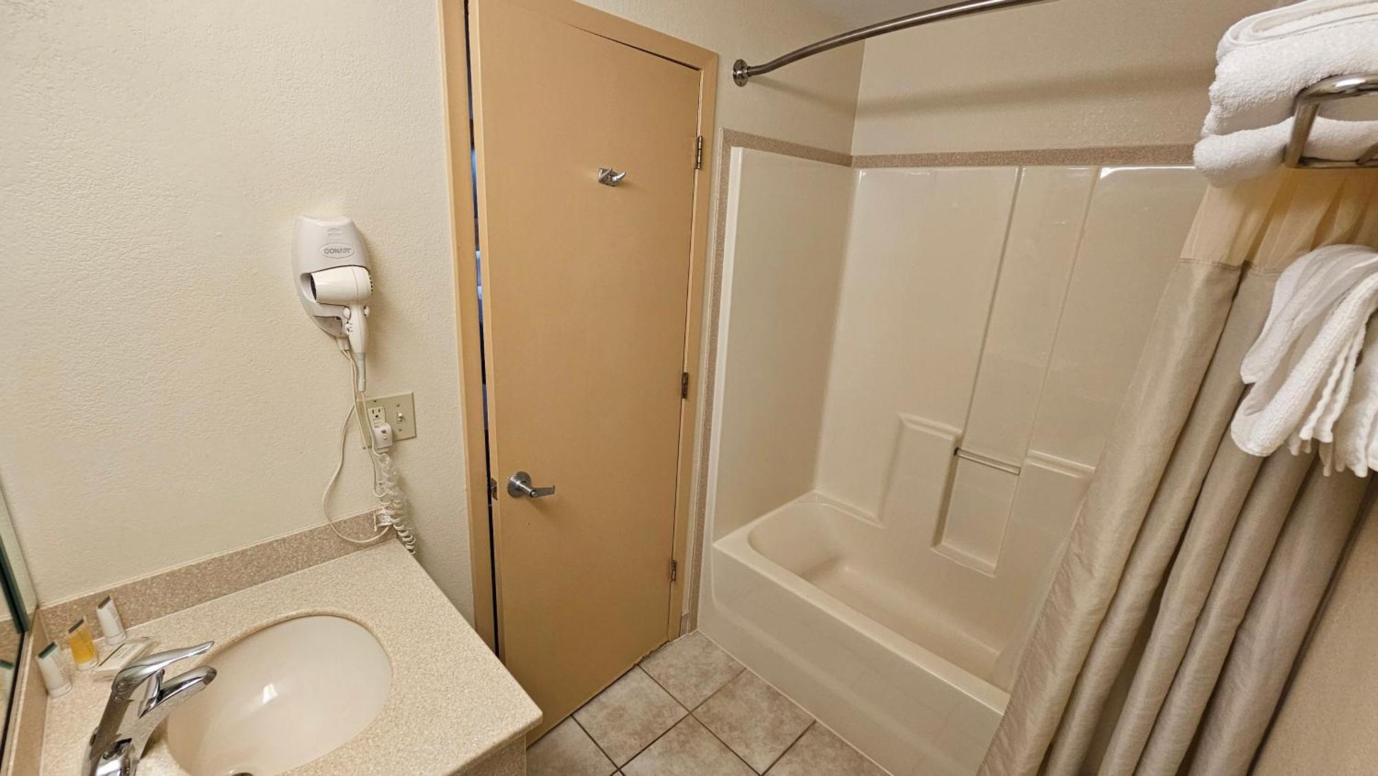 Econo Lodge Woodbridge Iselin Bagian luar foto