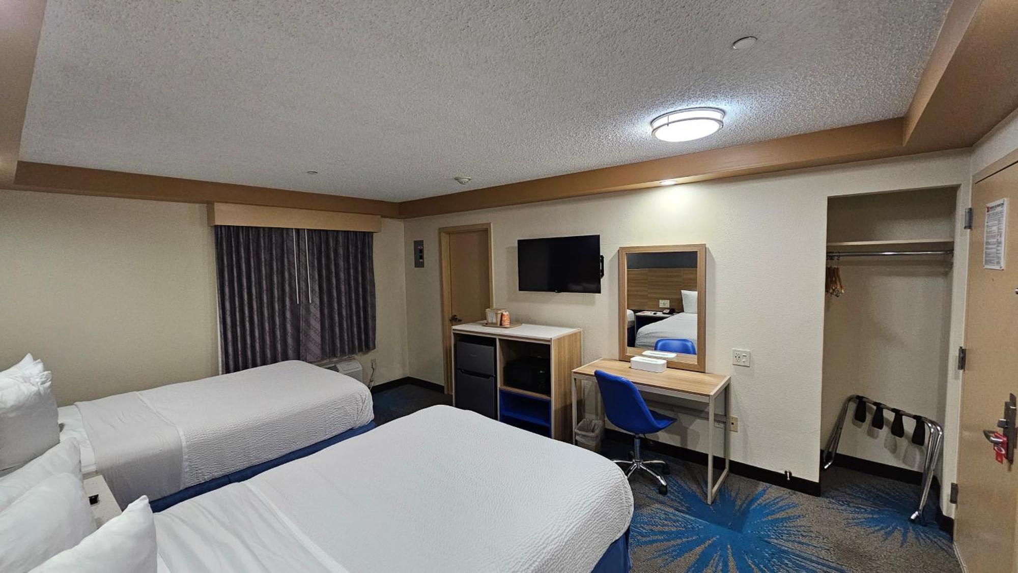 Econo Lodge Woodbridge Iselin Bagian luar foto