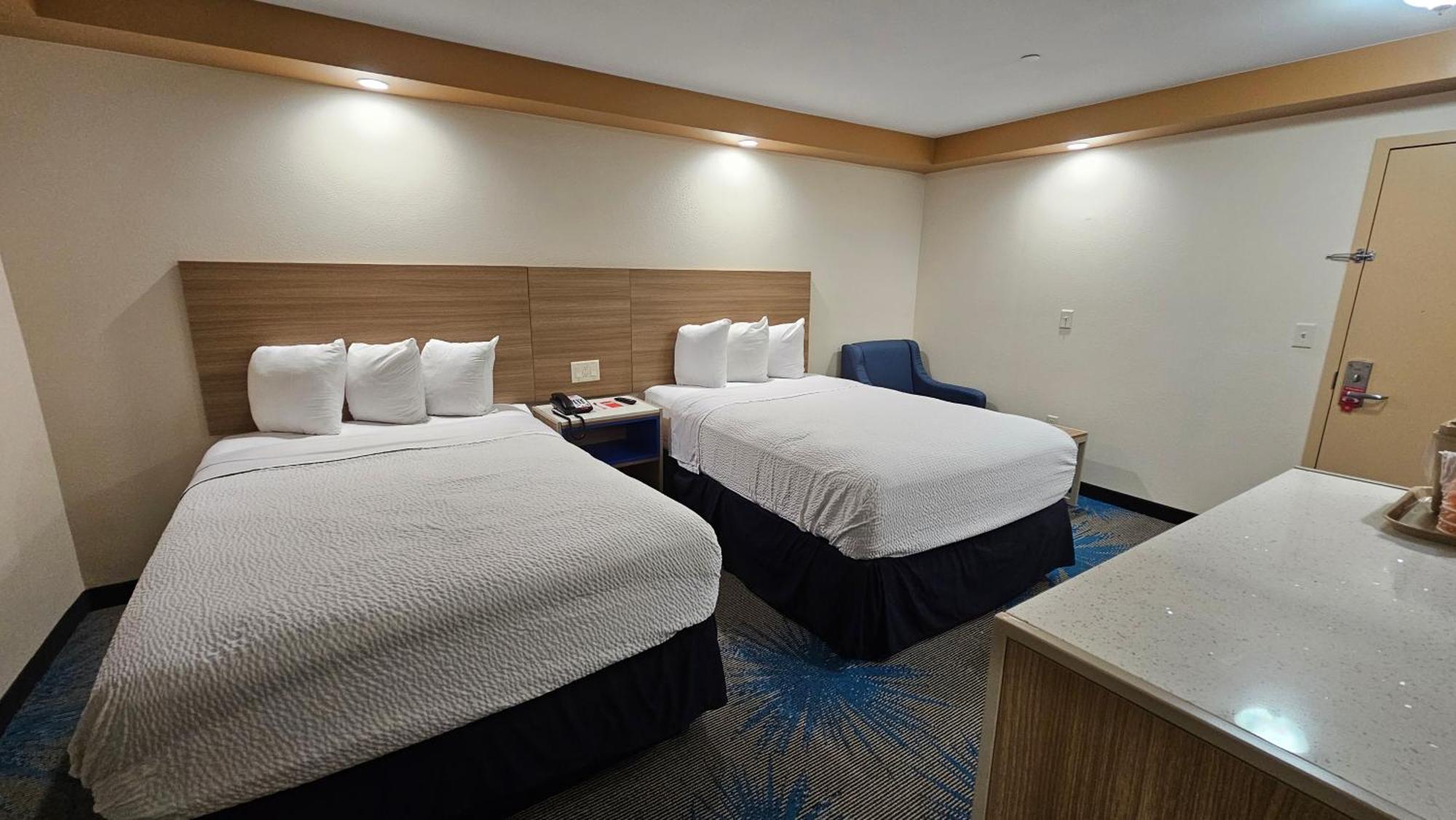 Econo Lodge Woodbridge Iselin Bagian luar foto