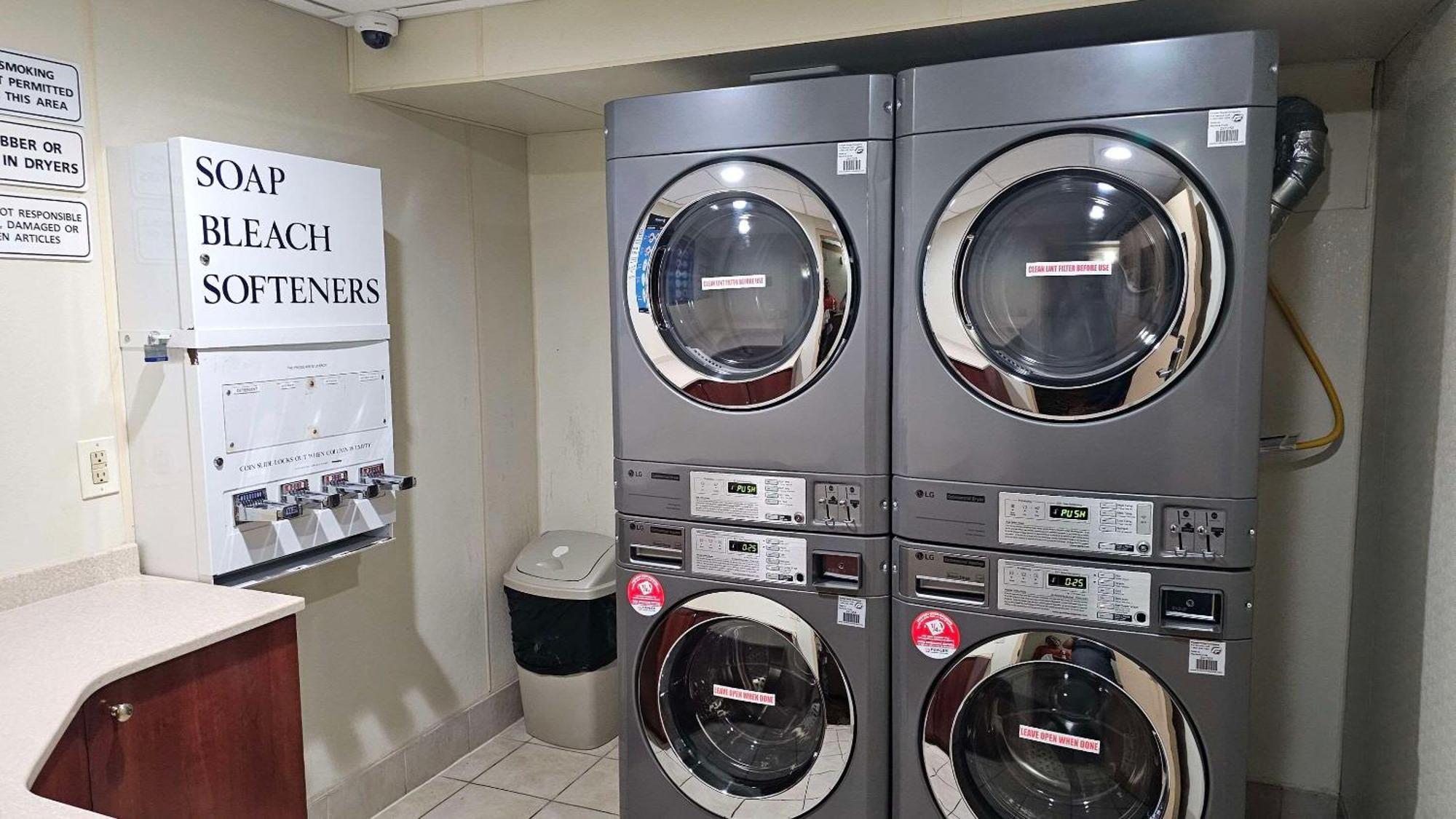 Econo Lodge Woodbridge Iselin Bagian luar foto