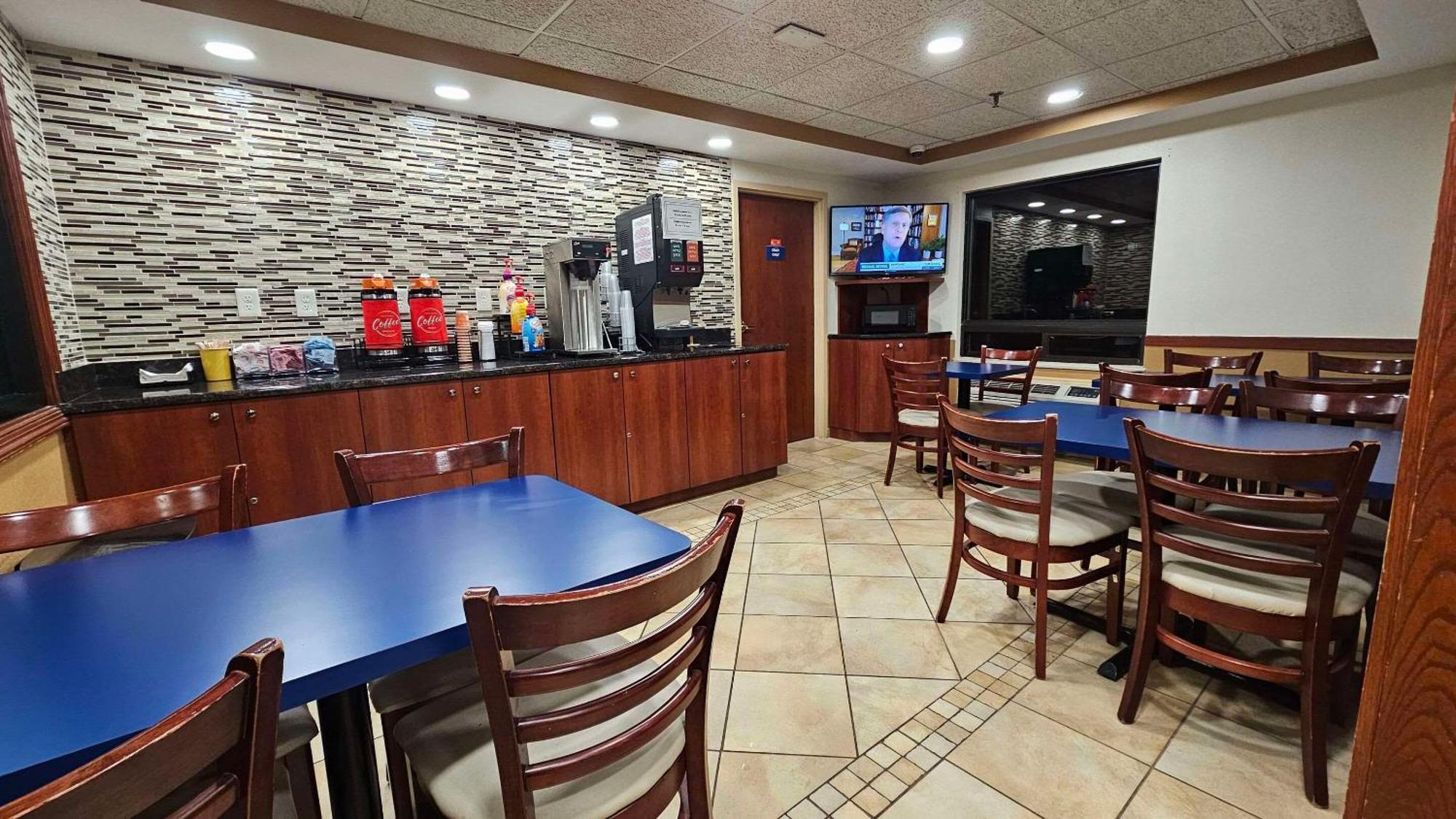 Econo Lodge Woodbridge Iselin Bagian luar foto