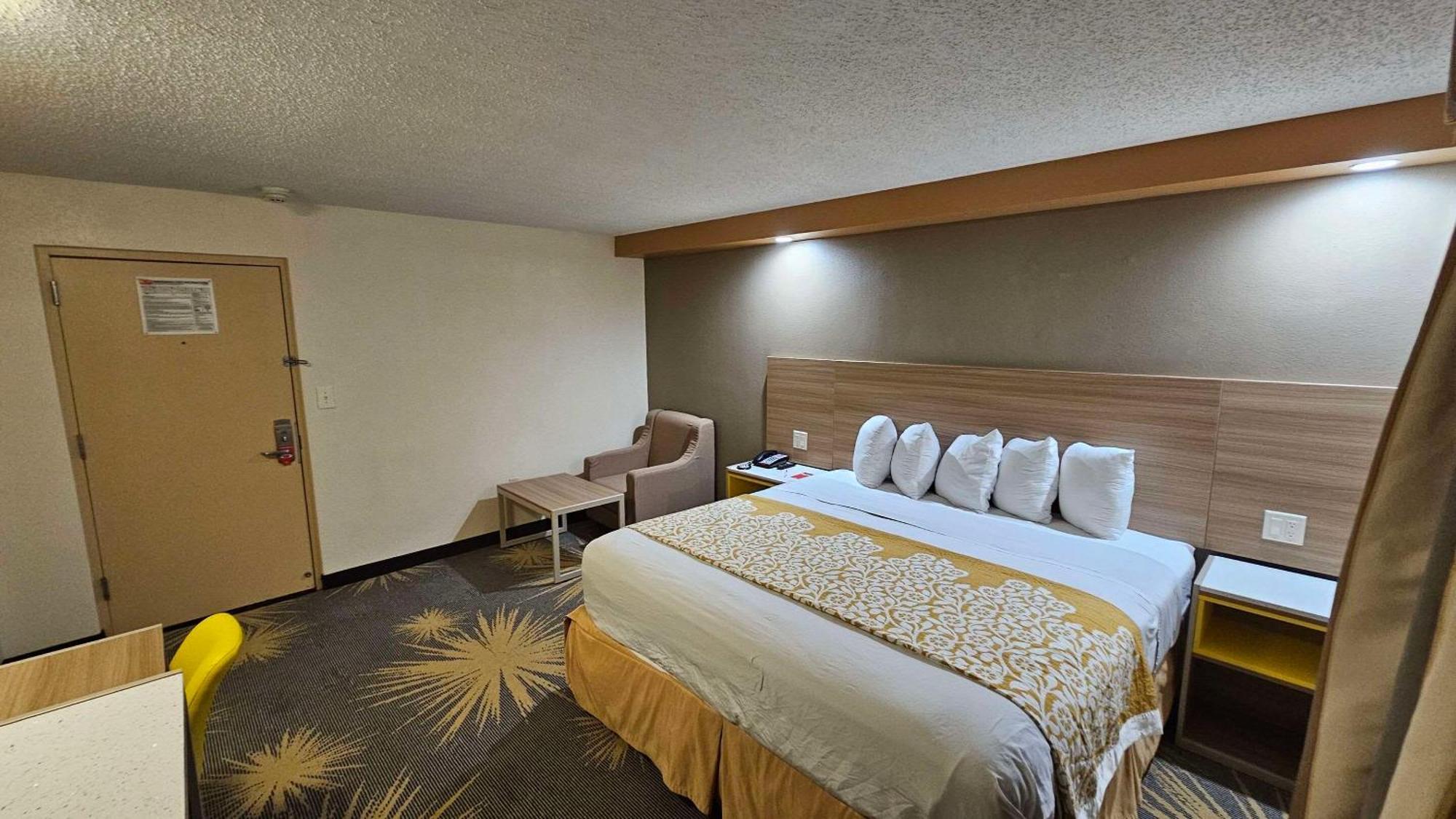 Econo Lodge Woodbridge Iselin Bagian luar foto