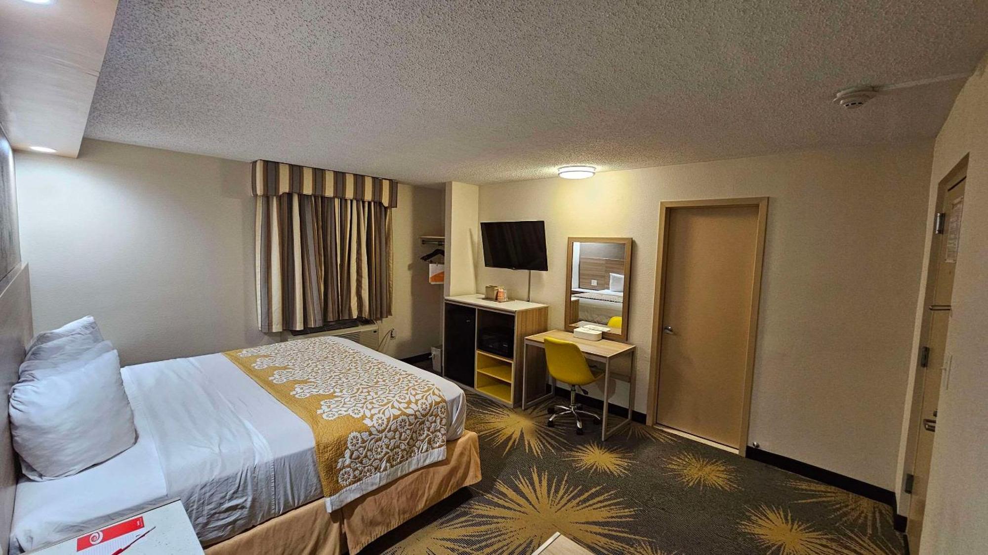 Econo Lodge Woodbridge Iselin Bagian luar foto