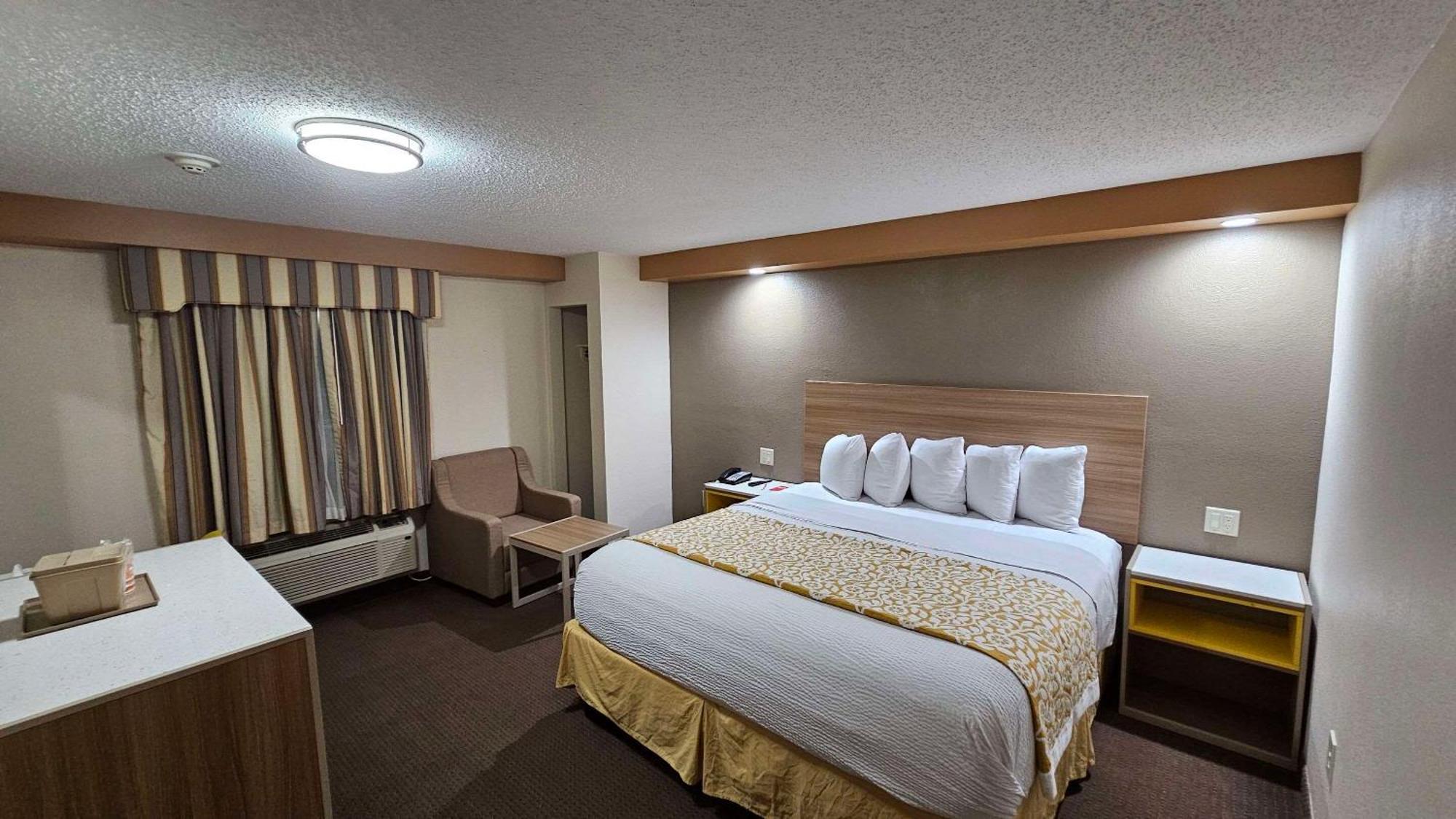 Econo Lodge Woodbridge Iselin Bagian luar foto