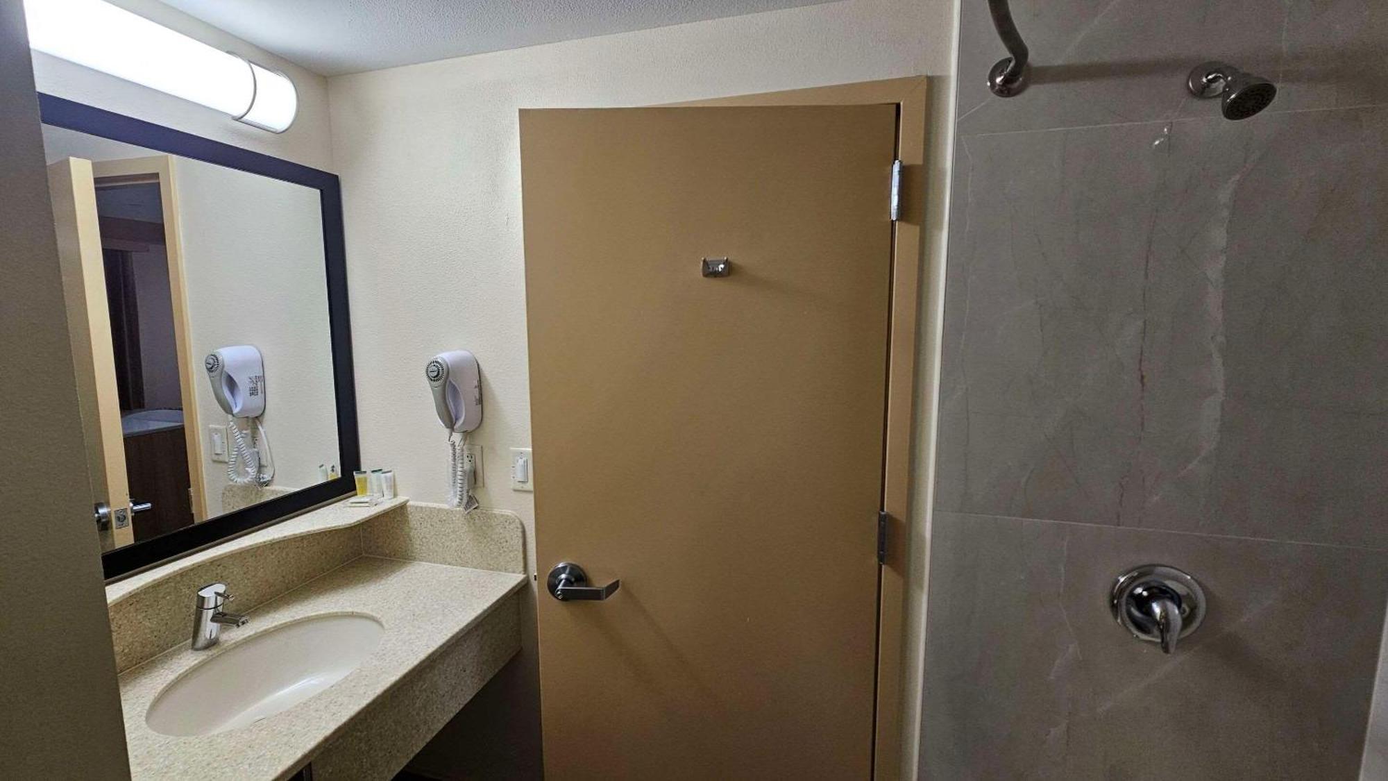 Econo Lodge Woodbridge Iselin Bagian luar foto