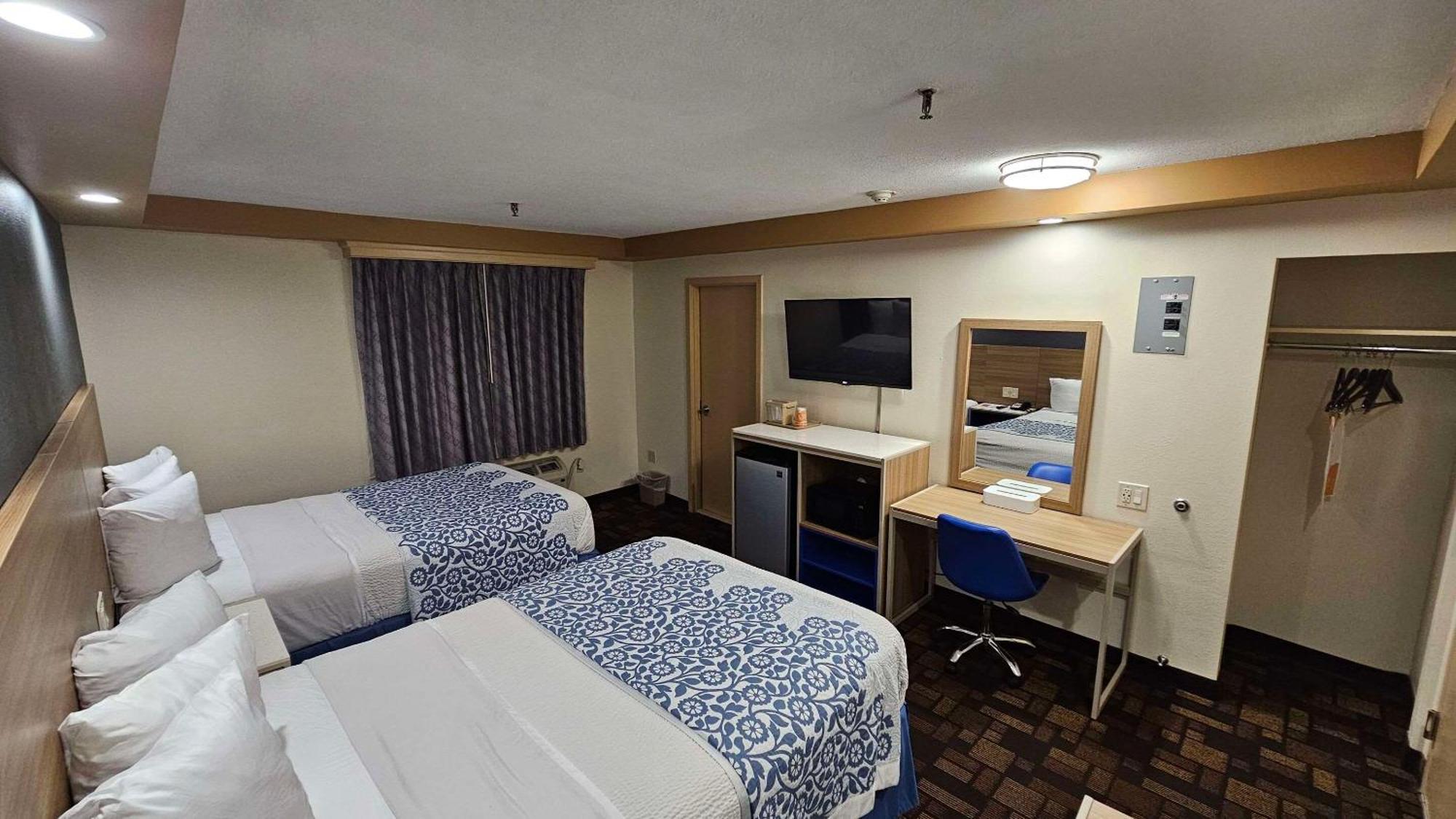 Econo Lodge Woodbridge Iselin Bagian luar foto