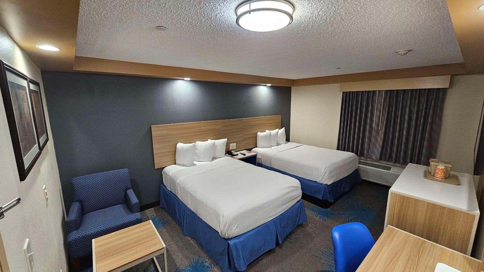 Econo Lodge Woodbridge Iselin Bagian luar foto