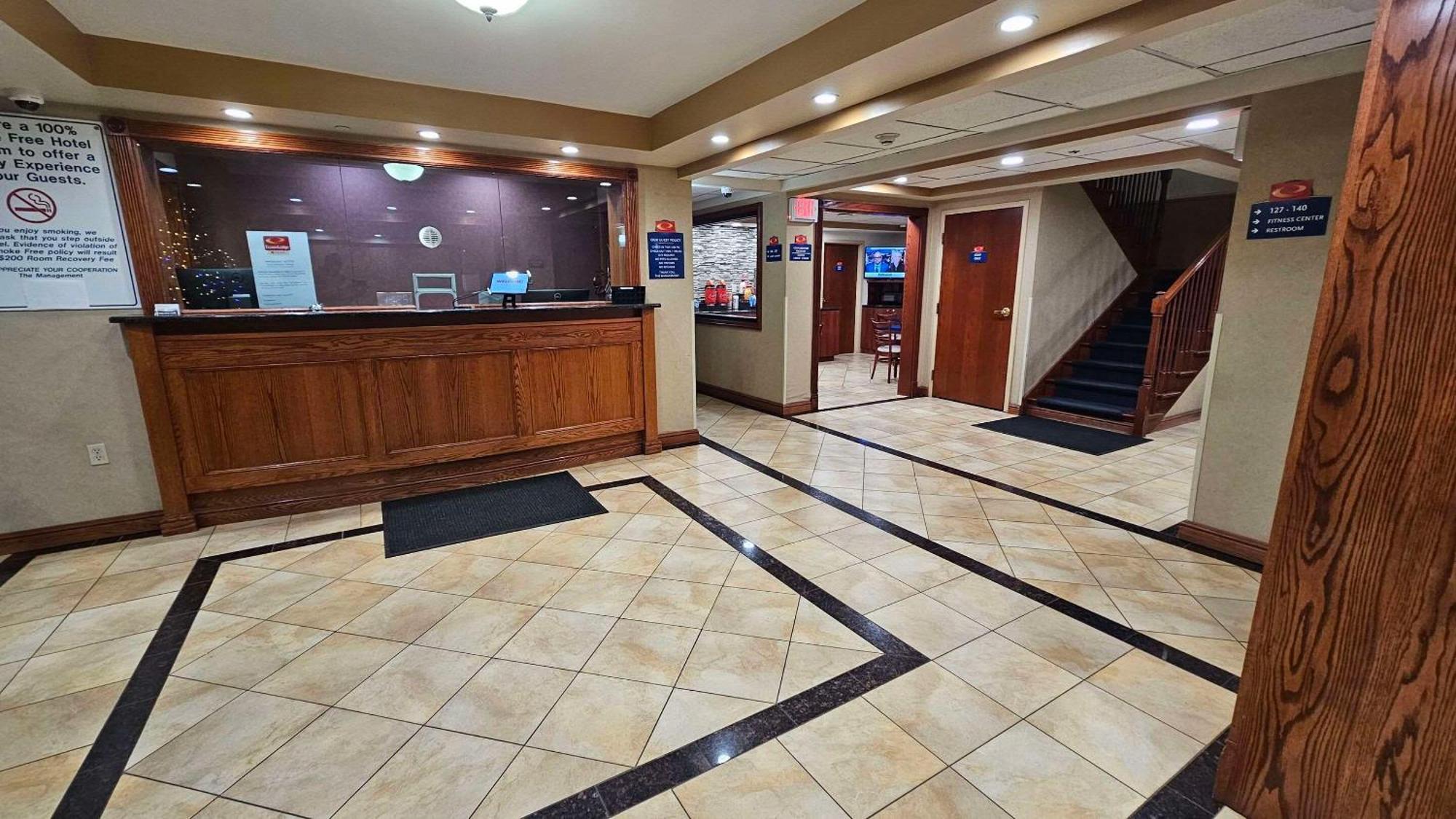 Econo Lodge Woodbridge Iselin Bagian luar foto