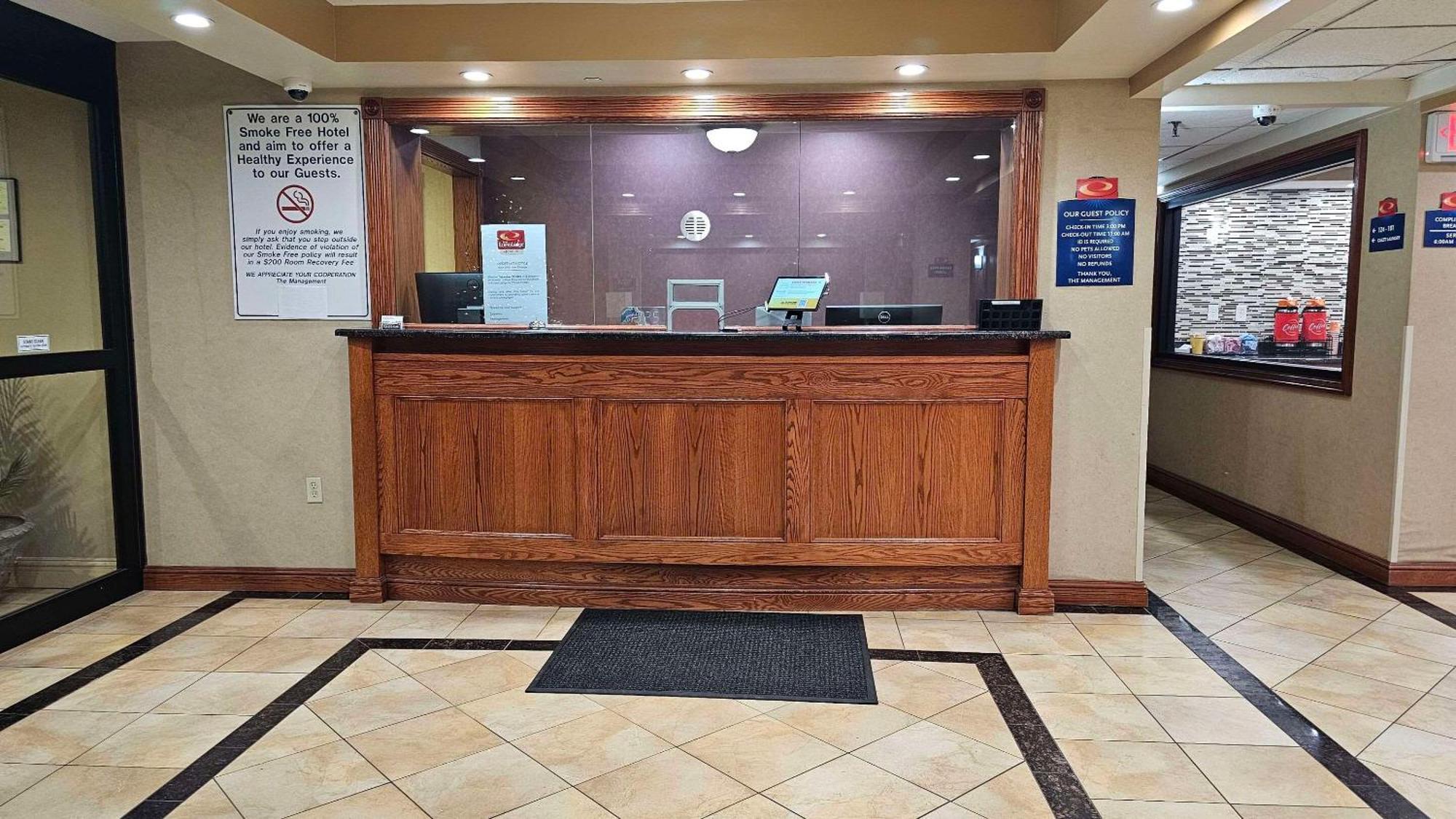 Econo Lodge Woodbridge Iselin Bagian luar foto