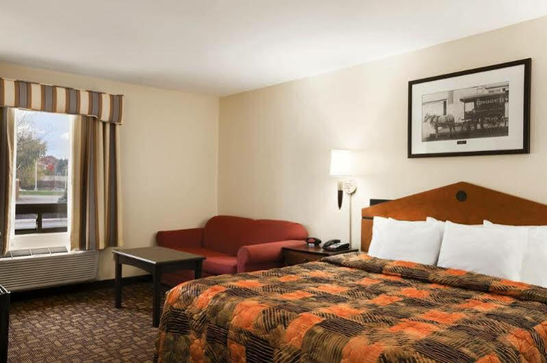 Econo Lodge Woodbridge Iselin Bagian luar foto