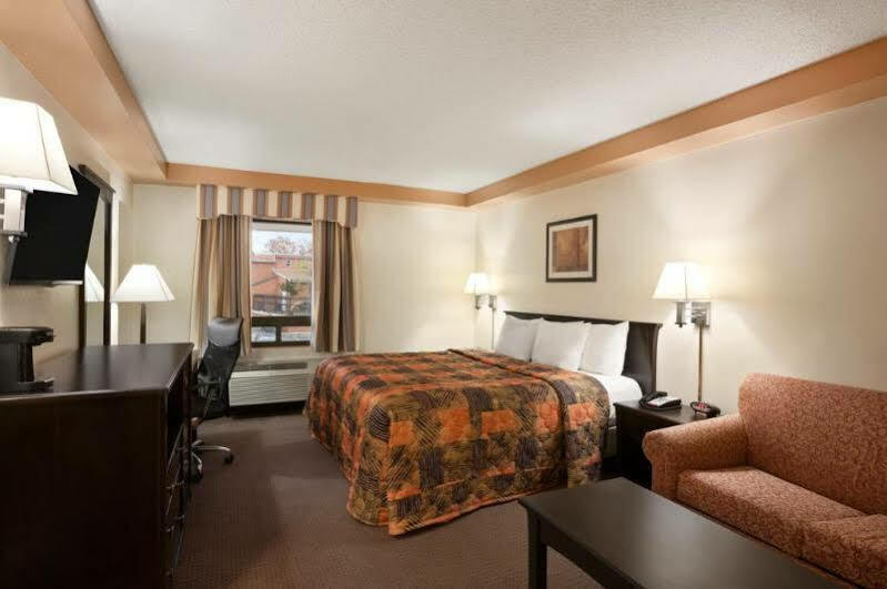 Econo Lodge Woodbridge Iselin Bagian luar foto